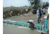 橋面起拱使用框架式混凝土振動梁攤鋪機