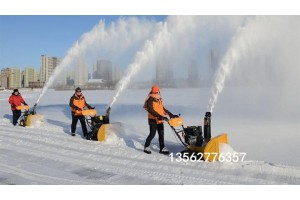 除雪效率高的手推式小型扫雪机使用方式