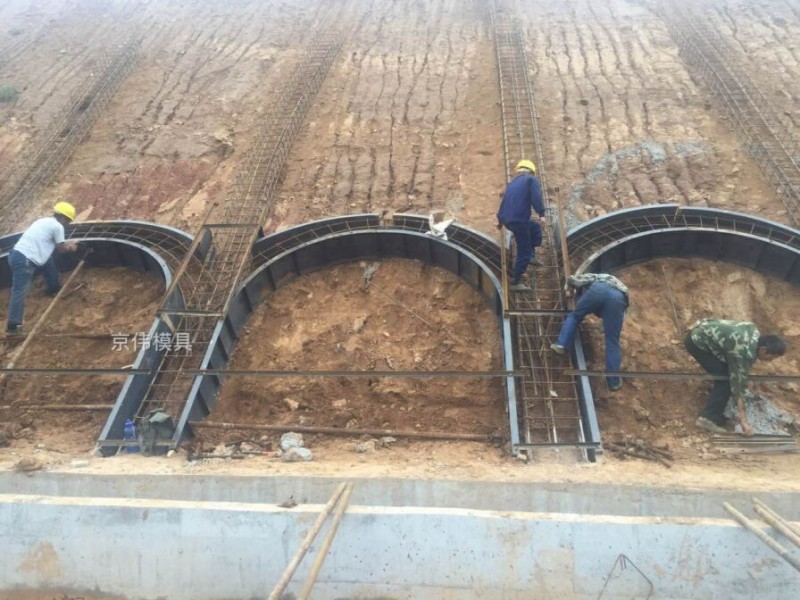 阿坝县铁路边坡两侧混凝土浇筑式拱形骨架护坡模具